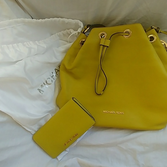 Michael Kors Handbags - NWT MK Apple Bucket w/ matching wallet